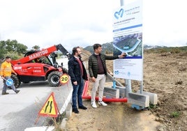 El edil de Obras, Diego López, en el tramo donde se acometen los trabajos.