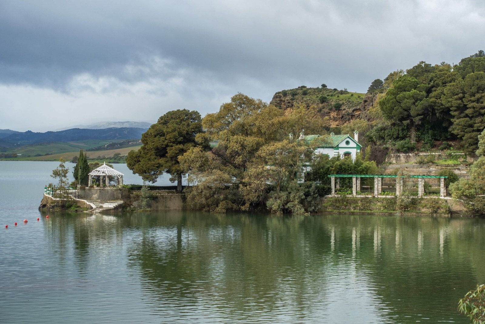 Imagen tomada este año desde el mismo lugar con la pérgola y en la que se ve cómo ha subido el agua, con la escalera cubierta casi por completo. 