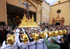 El Cristo de la Buena Muerte, a su paso por la calle Larios.