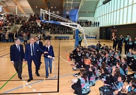 El entrenador nacional de baloncesto, Sergio Scariolo y la alcaldesa, Ángeles Muñoz, en la inauguración.