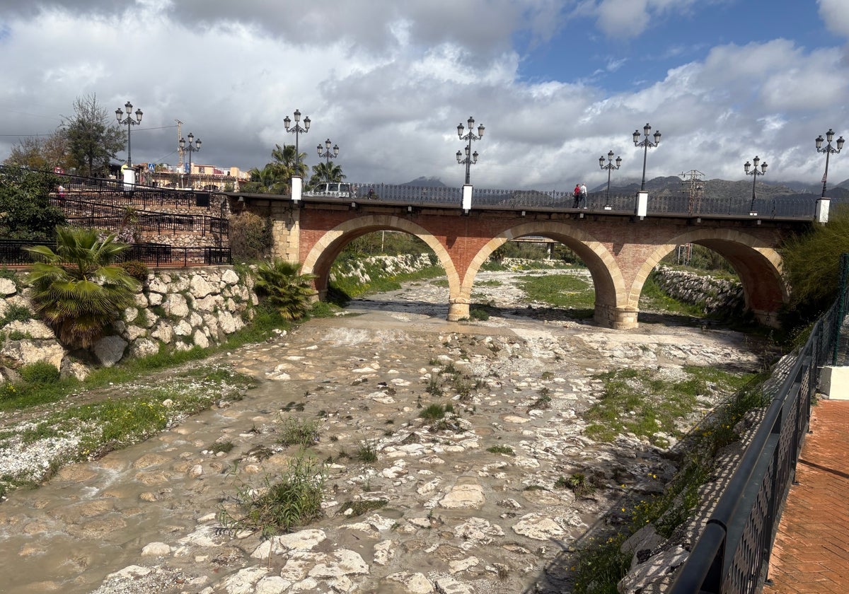 Imagen del cauce nerjeño a la altura del Puente Viejo de la antigua N-340, este martes.