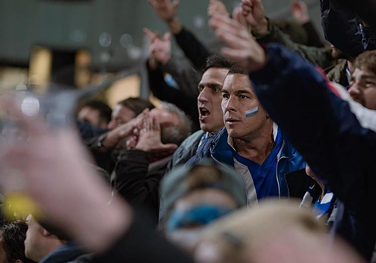 Molt lluny (Muy lejos)