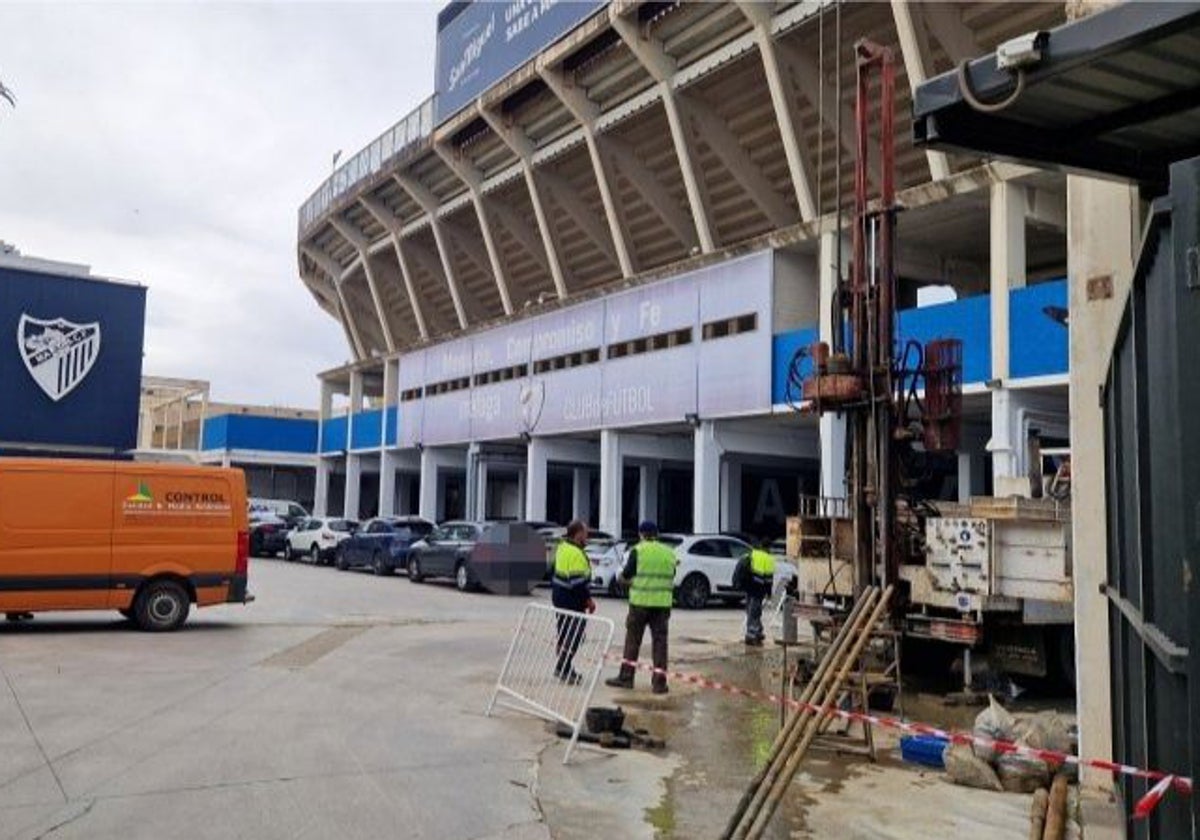 Una perforadora toma catas del terreno este miércoles en La Rosaleda.