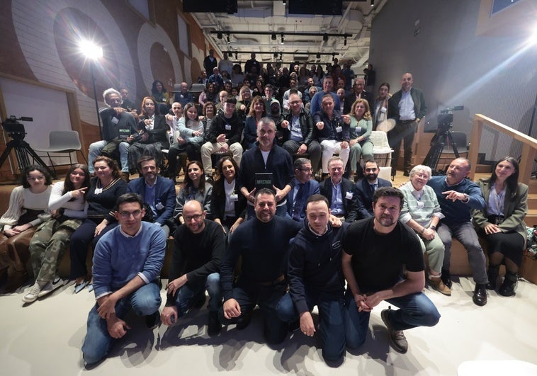 Bernardo Quintero posa con los asistentes a la presentación de su libro 'Infectados', en un Aula de Cultura que se ha realizado en la sede de Google en Málaga.