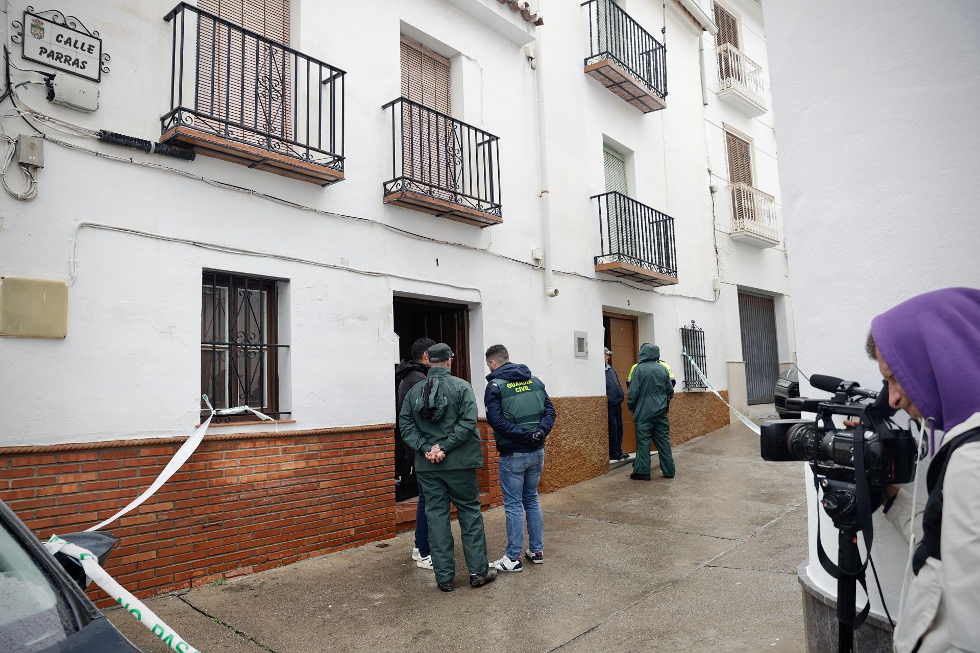 Agentes de la Guardia Civil, en la puerta del domicilio de Francisco Mayorga