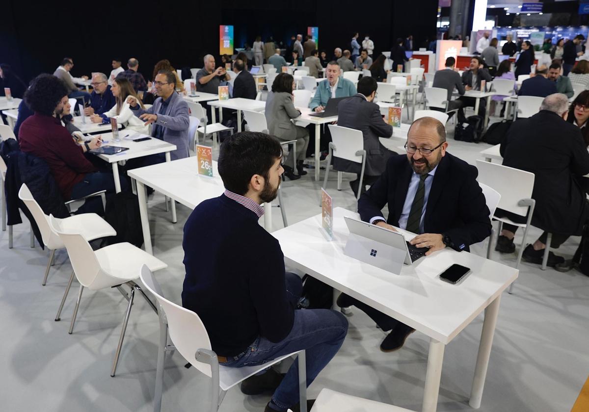 Espacio dentro de la feria en el que se producen encuentros entre entidades públicas y privadas, empresas y universidades.