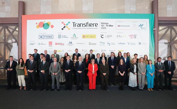 Foto de familia de los organizadores del foro.