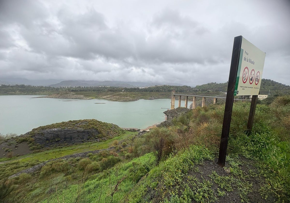 El embalse de La Viñuela está siendo el más beneficiado por las lluvias de este jueves.