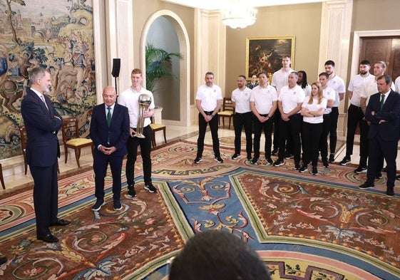 El Rey se dirige a la plantilla del Unicaja en la recepción de este jueves.