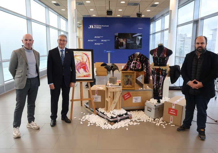 Pedro Gracia, Francisco Salado y Borja Ortiz, junto a parte de las obras que se expondrán.