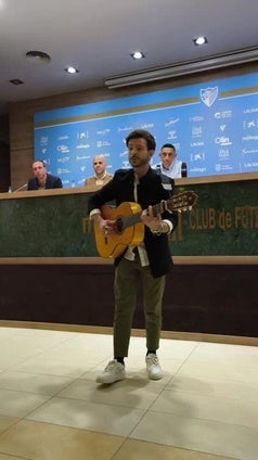El artista Joaquín Crespo interpreta una canción dedicada a 'Superbasti'