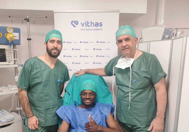 Moussa Diarra posa con Pablo Campos (a la izquierda de la imagen) y Alejandro Espejo Baena.