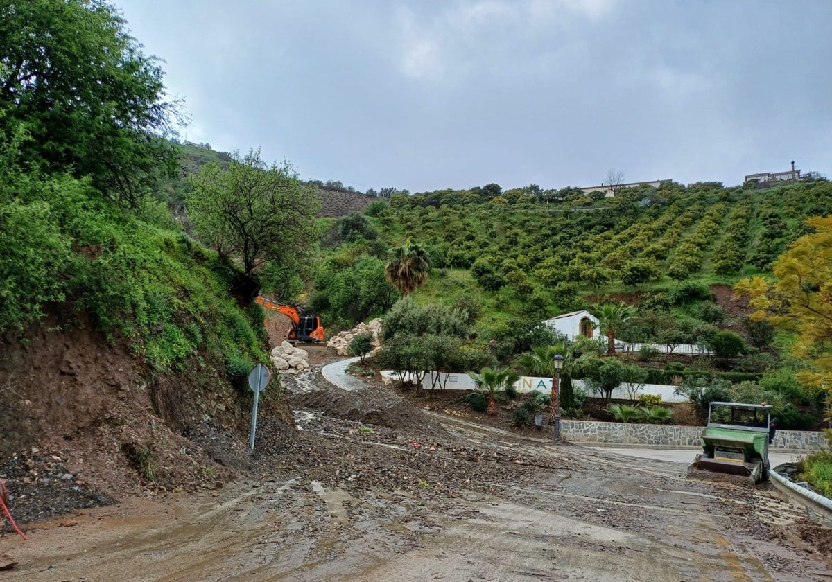 Imagen de una de las carreteras dañadas en la Axarquía.