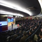 Juanma Moreno se dirige a los empresarios en la sede de la CEA.