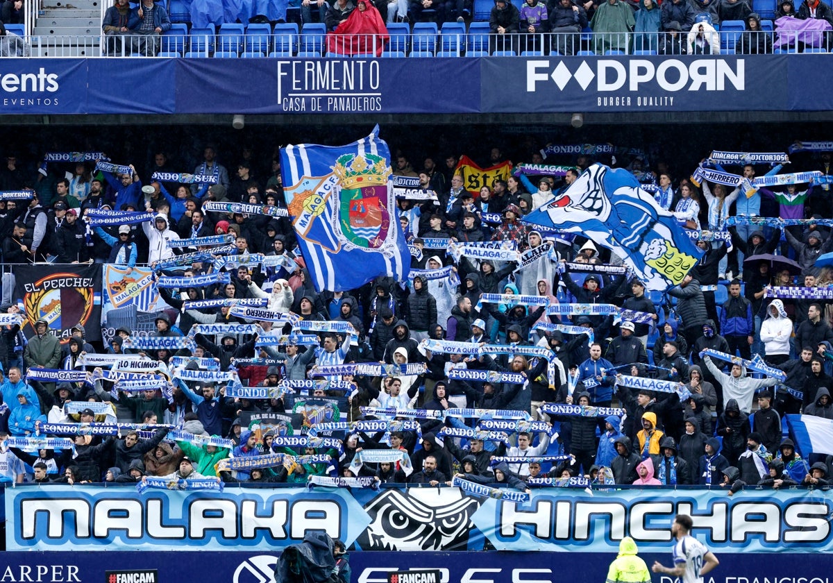 El Fondo Sur de La Rosaleda anima al Málaga durante el duelo frente al Cádiz.