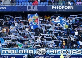 El Fondo Sur de La Rosaleda anima al Málaga durante el duelo frente al Cádiz.