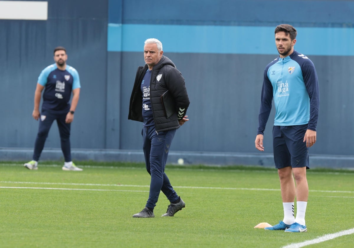 Pellicer analiza un ejercicio de sus futbolistas durante el entrenamiento del miércoles.