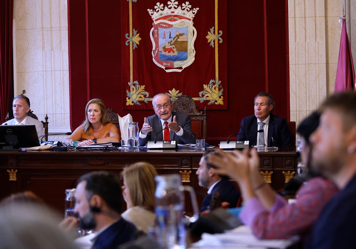 A ambos lados del alcalde Paco de la Torre, la secretaria general, Alicia García Avilés, y el interventor Fermín Vallecillo, en una sesión plenaria