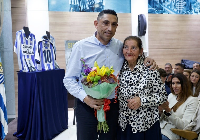 Basti, con su madre Carmen, a la que entregó un ramo de flores, en la presentación de su libro.