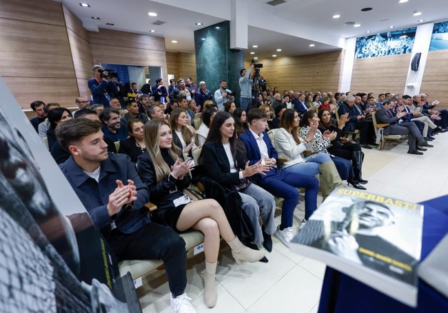 Vista de familiares de Basti, en el acto.