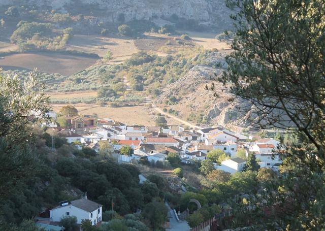 Alfarnatejo está entre abruptos tajos calizos, a unos 900 metros sobre el nivel del mar.