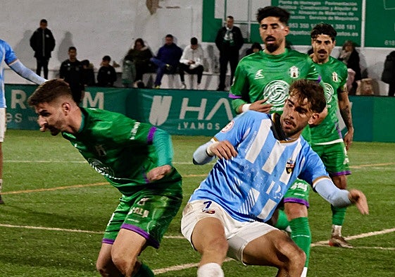 Paco Ariza, jugador del Torre del Mar, a la derecha de la imagen, se posiciona para recibir el balón y dejar atrás a su rival.