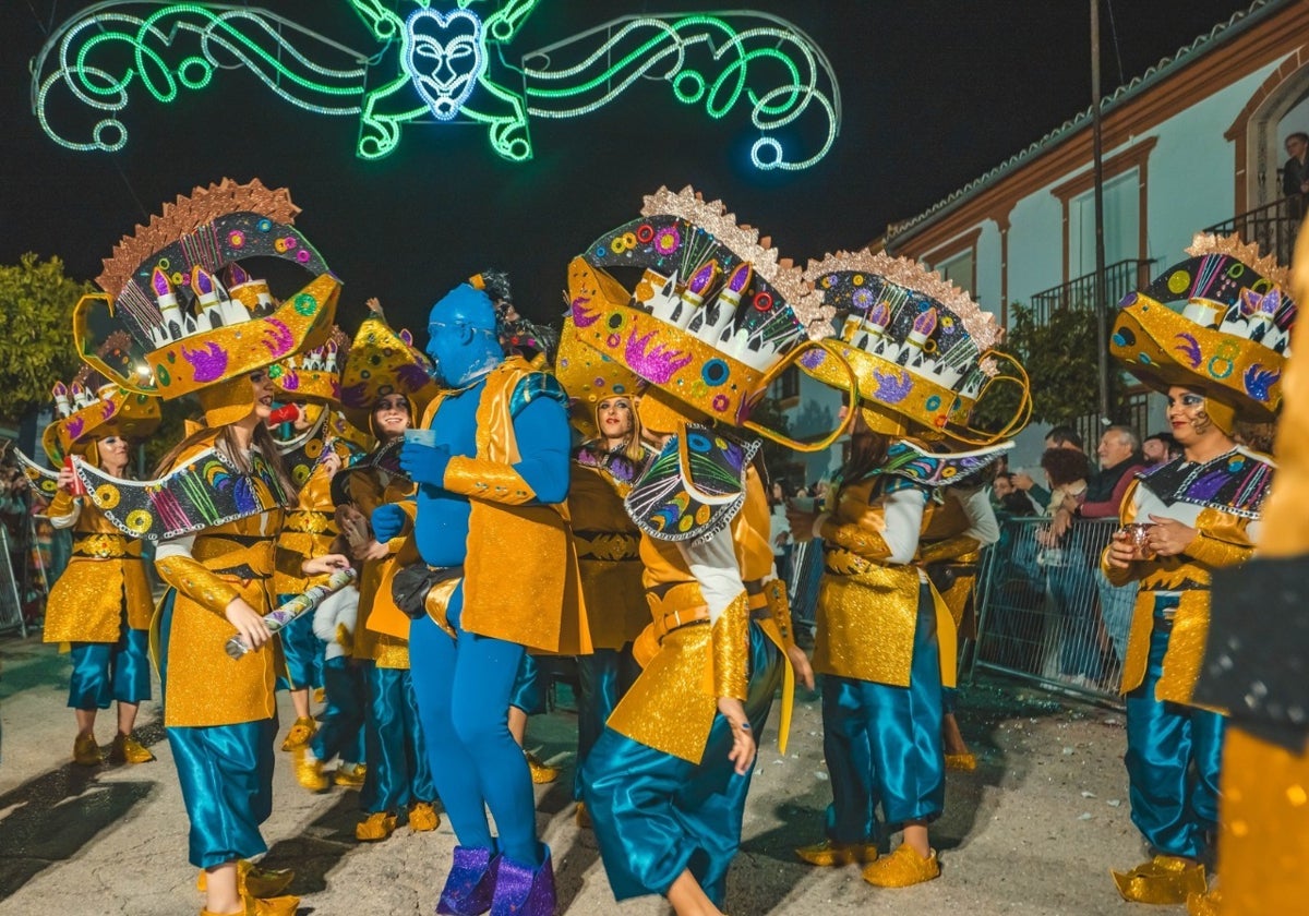 Varias personas en el pasacalles de Humilladero por el Carnaval.