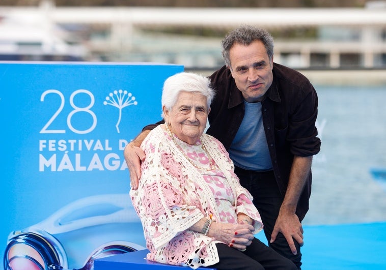 Daniel Guzmán con Charo García, su compañera de reparto de 92 años.