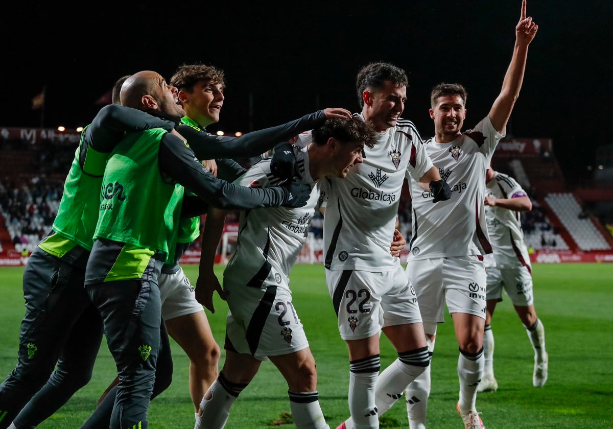 Los jugadores del Albacete celebran el tanto de Pablo Sáenz frente al Cádiz.