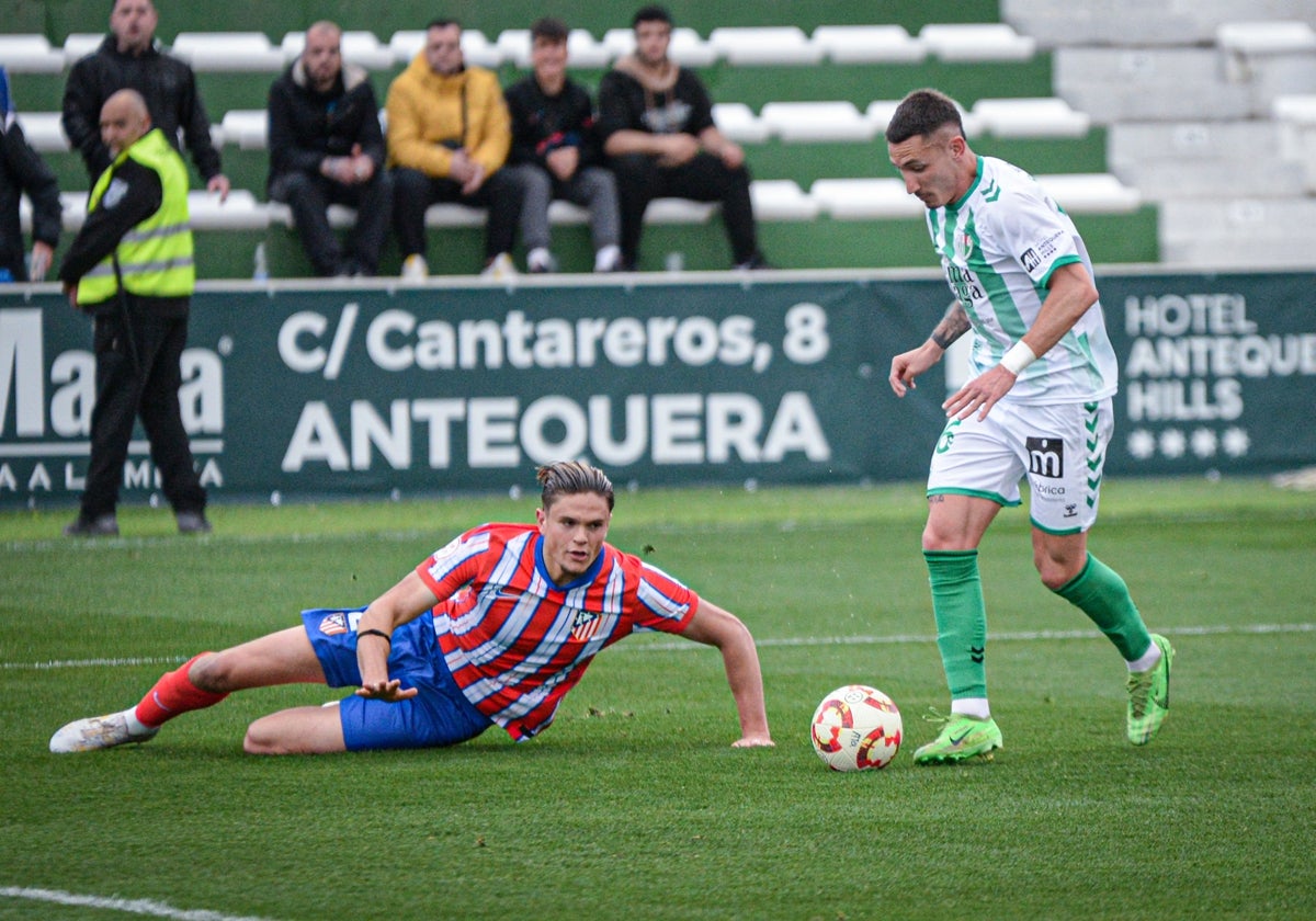 Elejalde deja atrás al defensor del Atlético de Madrid B.