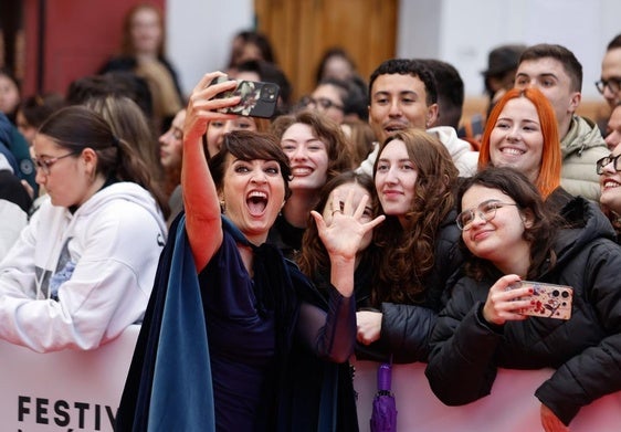 Silvia Abril se hace un 'selfie' con algunas fans