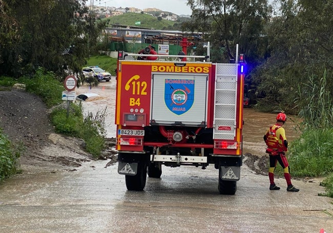 Bomberos durante el rescate del conductor.