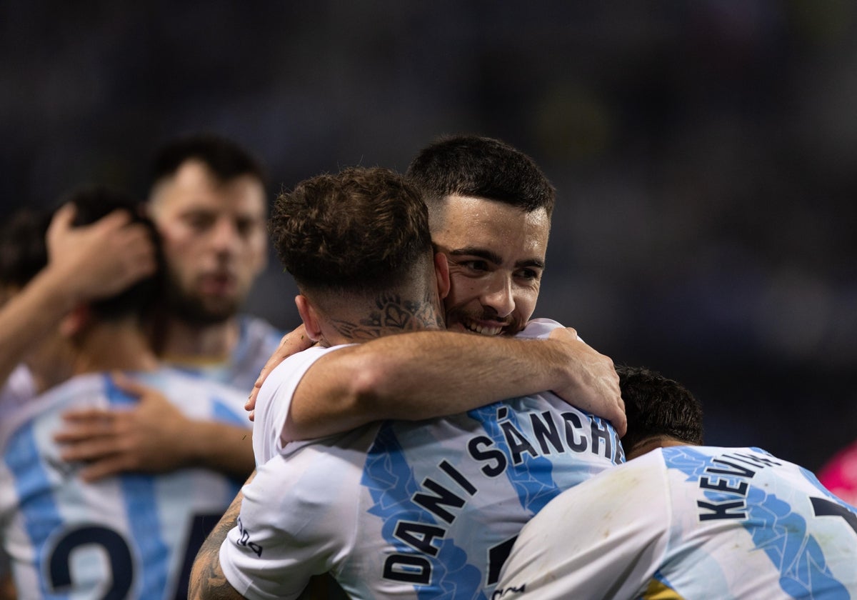 Ramón y Dani Sánchez se funden en un abrazo después del tanto del lateral blanquiazul a pase del centrocampista frente al Tenerife hace escasas jornadas en La Rosaleda.