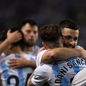 Ramón y Dani Sánchez se funden en un abrazo después del tanto del lateral blanquiazul a pase del centrocampista frente al Tenerife hace escasas jornadas en La Rosaleda.