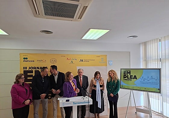 Presentación de la III Jornada Emplea Turismo Málaga-Costa del Sol, en el Ayuntamiento de Torremolinos.
