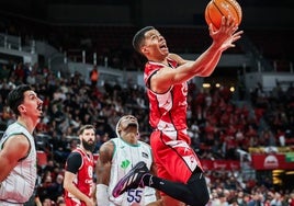 Perry y Djedovic observan cómo anota Bell-Haynes.