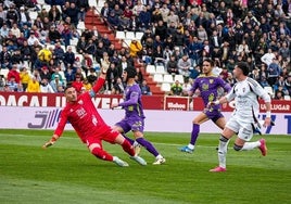 Morcillo consigue el segundo gol en presencia de Herrero, Luismi y Nelson.