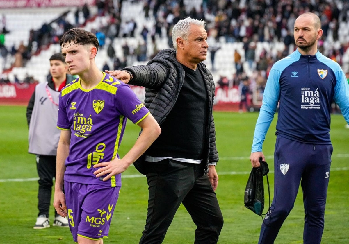 Aaron Ochoa y Pellicer, delante de los aficionados del Málaga al final del partido.