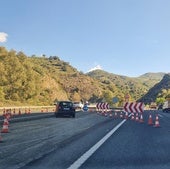 Coches desviados en la A-45, en Casabermeja, por las obras que han iniciado para retirar desprendimientos y afianzar un talud afectado por las últimas lluvias.