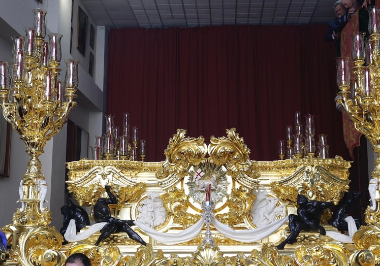 Frontal del trono con el Cordero Pascual en el centro, dado el carácter sacramental de la cofradía.