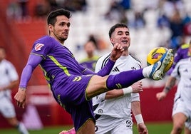 Nelson despeja un balón.