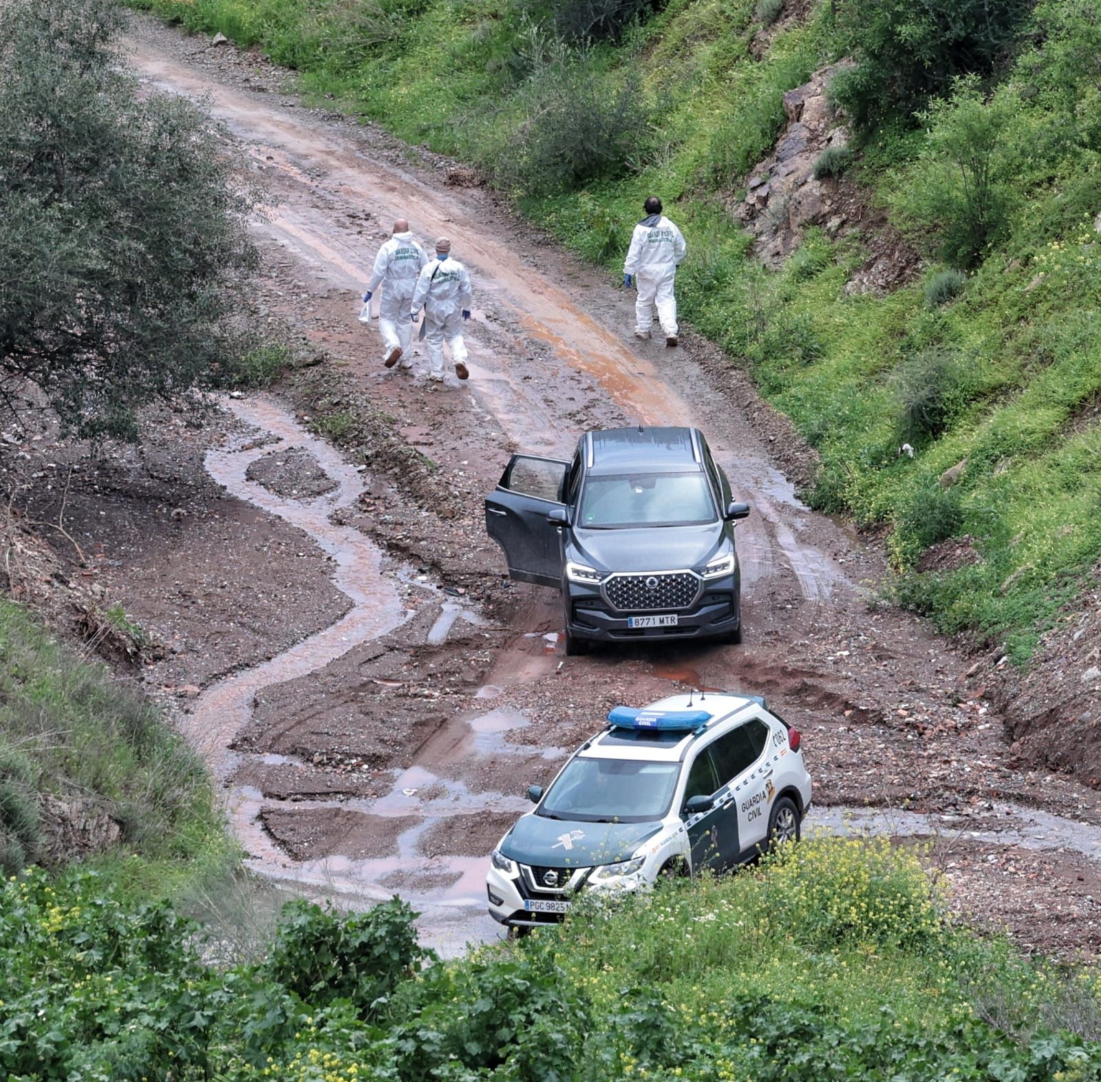 Efectivos de la Guardia Civil, ayer en la zona en la que apareció el cuerpo