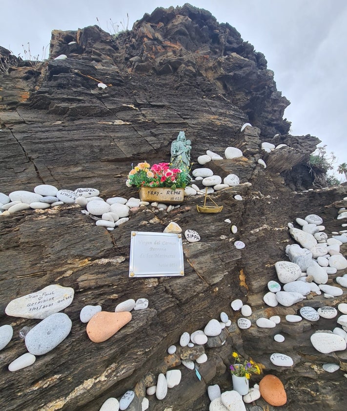 Imagen secundaria 2 - Multitud de turistas se paran a contemplar la imagen y a dejar sus piedras.