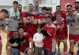 Los jugadores del Colegio El Pinar junto a algunos familiares.