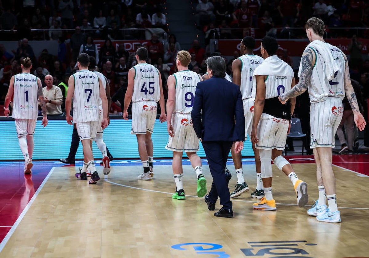 Los jugadores del Unicaja abandonan la pista del Príncipe Felipe después de perder contra el Zaragoza.