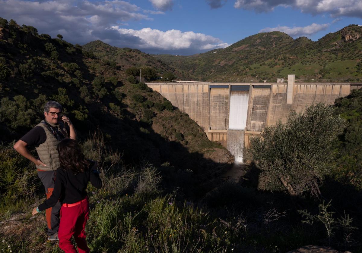 La presa de Casasola empezó ayer a expulsar agua.