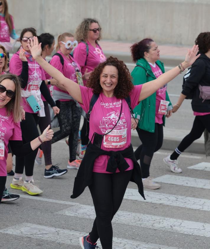 Imagen secundaria 2 - Una ola rosa contra el cáncer inunda el puerto de Málaga