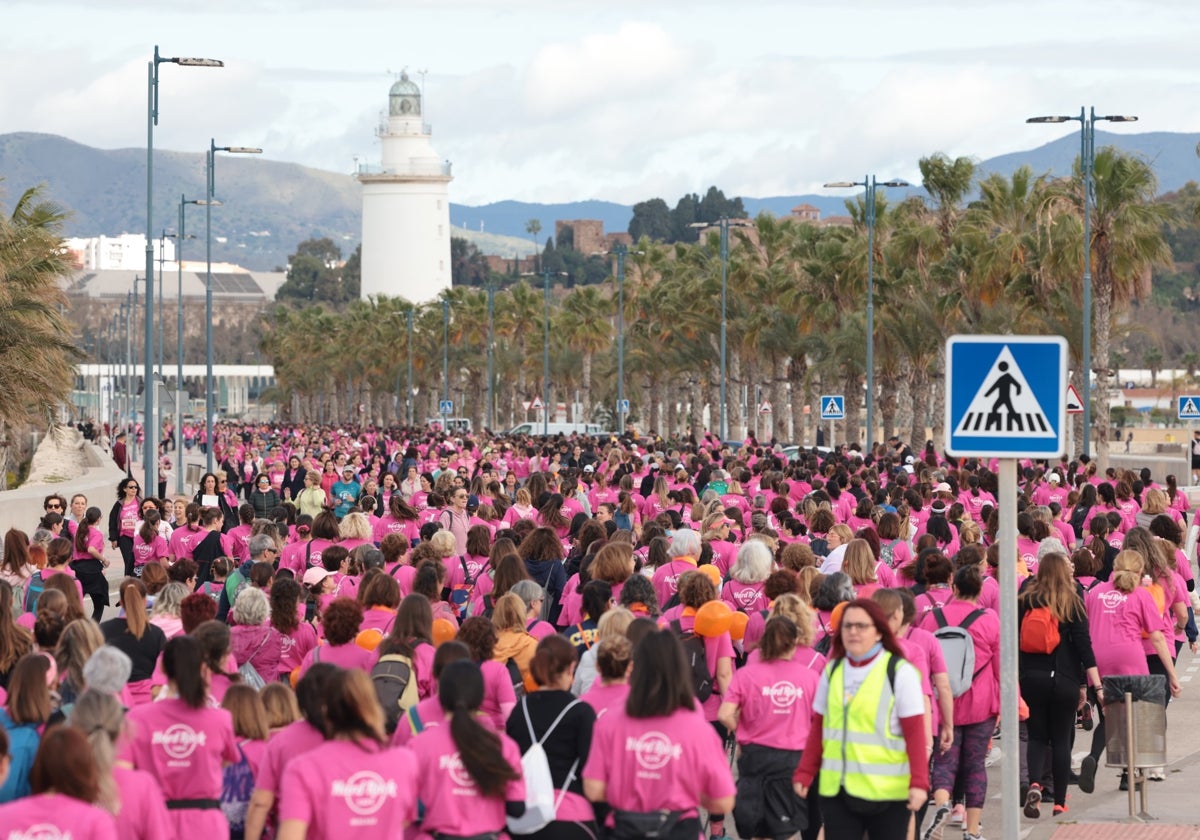 Las participantes han recorrido el entorno del paseo de la Farola desde la estación de cruceros.