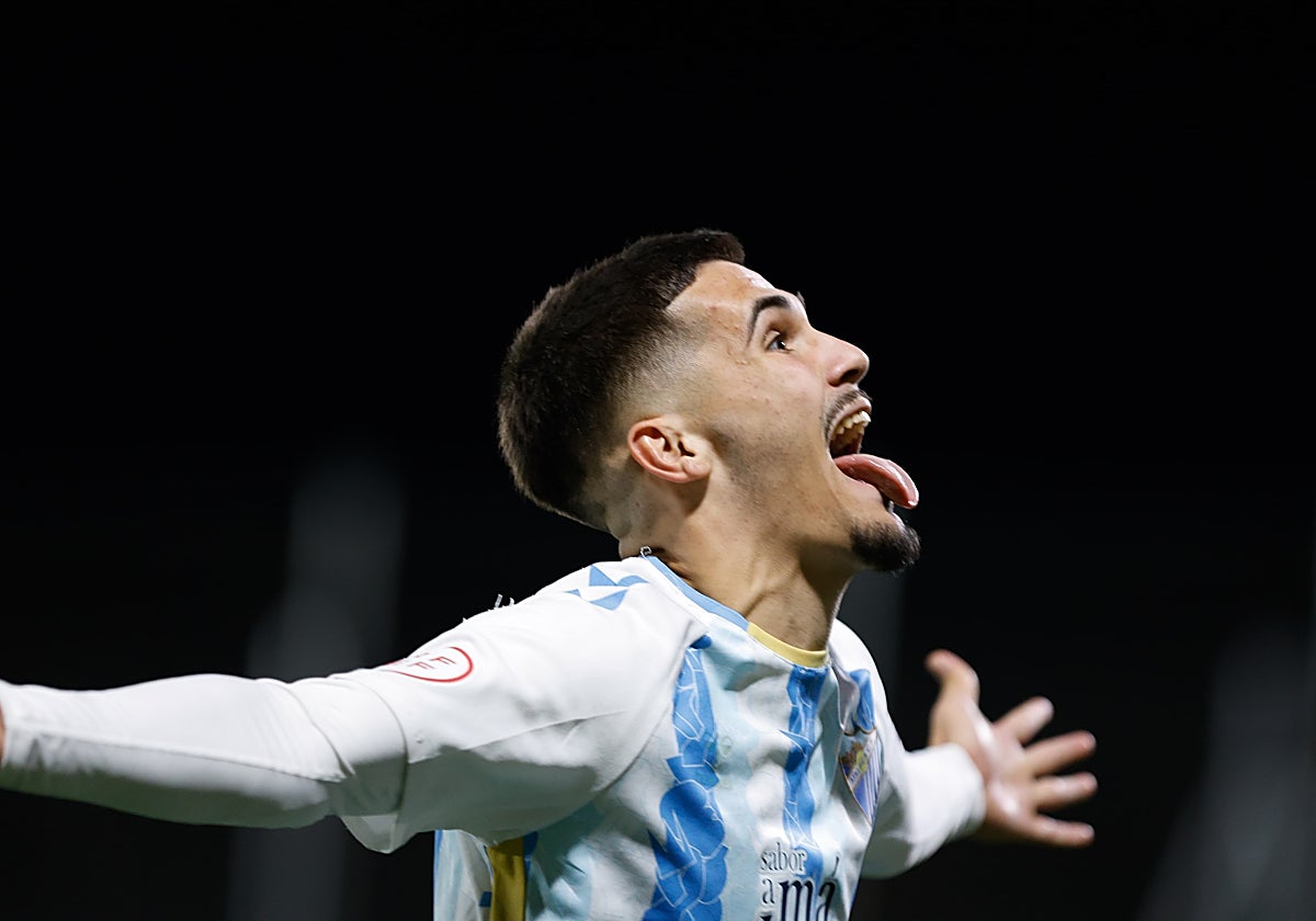 Chupete celebra un gol con el fiial.