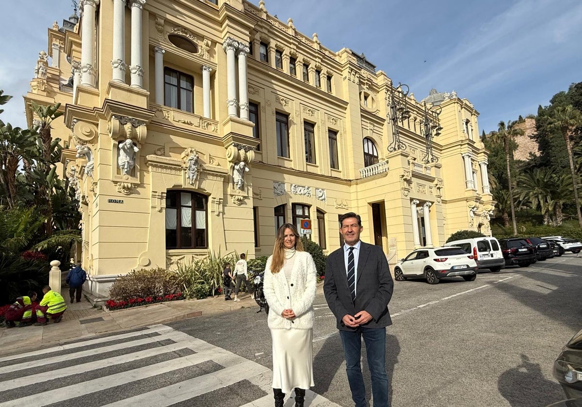 Gómez y Alcázar, en la calle Roma donde aparcan los coches oficiales y los vehículos de los concejales.